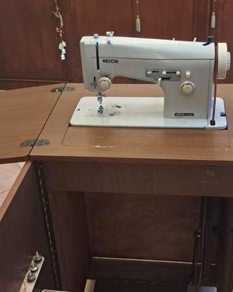 Macchina da cucire Necchi vintage con mobile