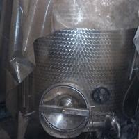 DUE Contenitori per il vino da 24,8 hl l'uno 