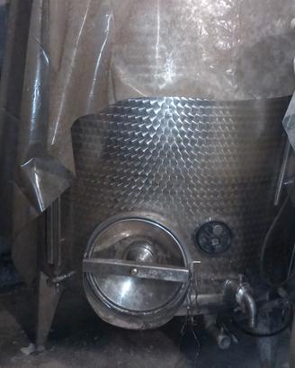 DUE Contenitori per il vino da 24,8 hl l'uno 