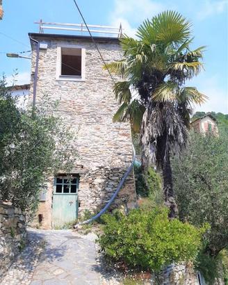 Rustico / Casale di 200 m² con più di 5 locali a R