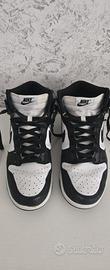 Nike Dunk High nella classica colorazione "Panda"