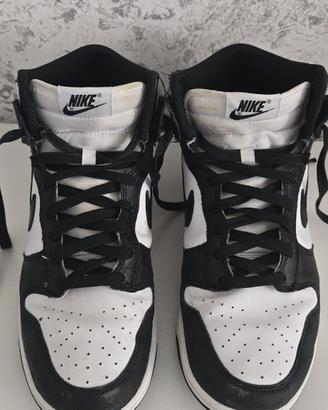 Nike Dunk High nella classica colorazione "Panda"