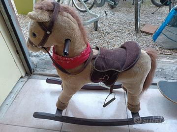 cavallo a dondolo 