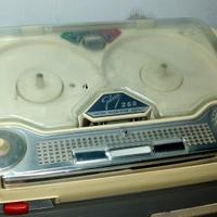 Vecchio registratore a bobine valvolare geloso