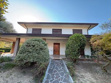 villa anni 80 con portico ,ampio giardino 