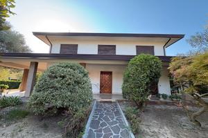 villa anni 80 con portico ,ampio giardino 