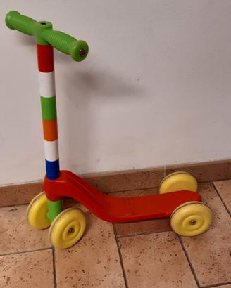 monopattino a 4 ruote in plastica 