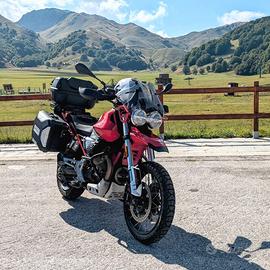 Moto Guzzi V85TT con tris di borse