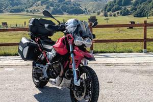 Moto Guzzi V85TT con tris di borse