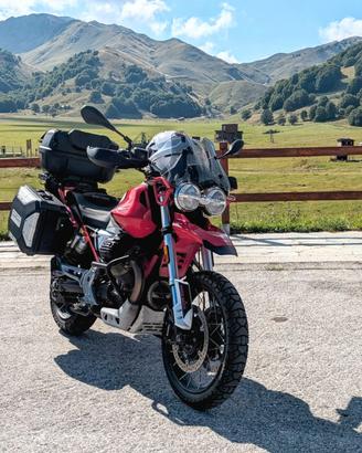 Moto Guzzi V85TT con tris di borse