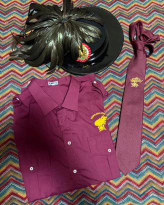 Cappello, camicia e cravatta da bersagliere