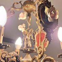 Meraviglioso lampadario con fiori in ceramica