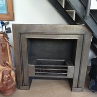 Antico inserto per caminetto con griglia in ghisa