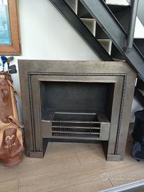 Antico inserto per caminetto con griglia in ghisa