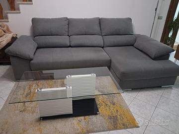 divano, tavolo da fumo e tappeto