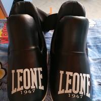 Paratibia e scarpe Leone
