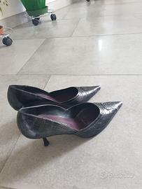 Scarpe in pelle nera.