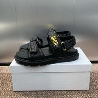 Un paio di sandali neri DIOR