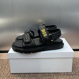 Un paio di sandali neri DIOR