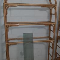 Mobile in rattan con mensole di vetro