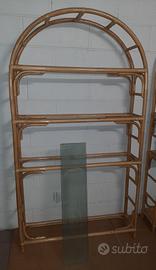 Mobile in rattan con mensole di vetro