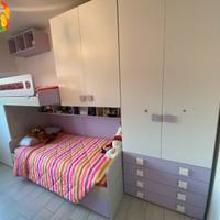 CAMERETTA CON LETTO A CASTELLO E CONTENITORE