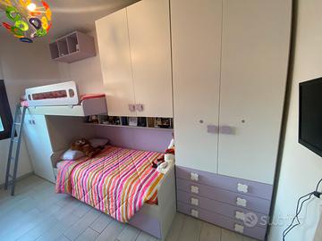 CAMERETTA CON LETTO A CASTELLO E CONTENITORE