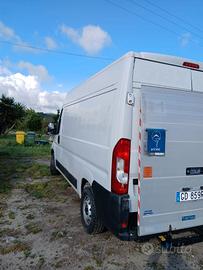 Fiat Ducato 35 2,3 MJT con pedana di carico