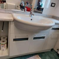 bagno completo con lavandino e miscelatore