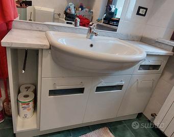 bagno completo con lavandino e miscelatore