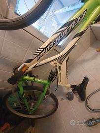 Bicicletta mountainbike bi-ammortizzata da ragazza