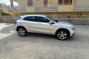 Mercedes-Benz  GLA  200d