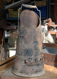 Vecchio secchio del carbone ferro legno camino old