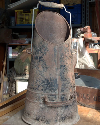 Vecchio secchio del carbone ferro legno camino old