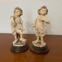 coppia di bambini che suonano e cantano