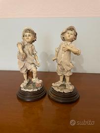 coppia di bambini che suonano e cantano