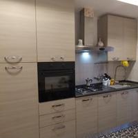 Cucina completa di elettrodomestici/tavolo e sedie