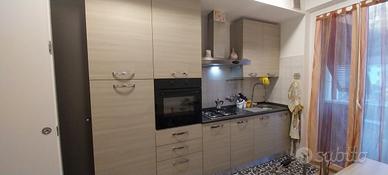 Cucina completa di elettrodomestici/tavolo e sedie