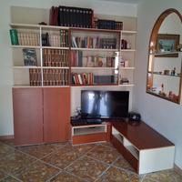 tavolo da pranzo con pareti attrezzate