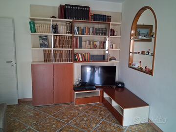 tavolo da pranzo con pareti attrezzate