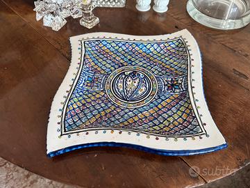 Piatto in  ceramica decorato a mano