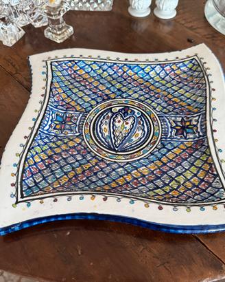 Piatto in  ceramica decorato a mano
