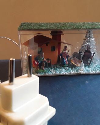 Piccolo presepe in scatola con luce