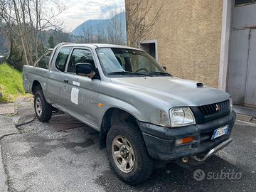 Mitsubishi L200 autocarro 4 posti