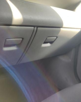 Cassetto portaoggetti MAZDA 2 del 2004