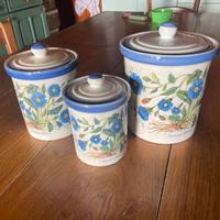 Barattoli in ceramica decorati a mano