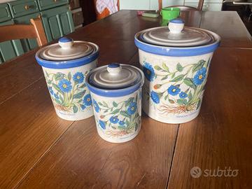 Barattoli in ceramica decorati a mano