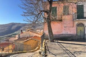 Porzione di casa con due appartamenti separati