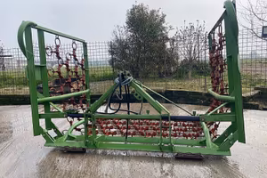 Trattore erpice a strascico per prati