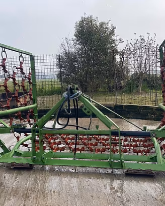 Trattore erpice a strascico per prati